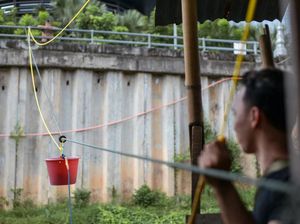 Jangan Kaget! Makanan di Warung Ini Diantar Pakai Tali dan Ember Jangan Kaget! Makanan di Warung Ini Diantar Pakai Tali dan Ember