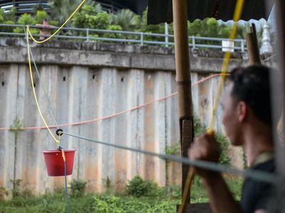 Potret Unik Belanja di Warung Kerek, Pakai Tali dan Ember