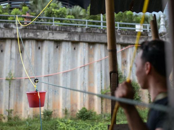 Potret Unik Belanja di Warung Kerek, Pakai Tali dan Ember