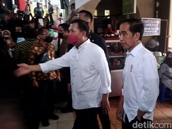 Momen Jokowi Lepas Masker saat Blusukan di Pasar Gede Solo