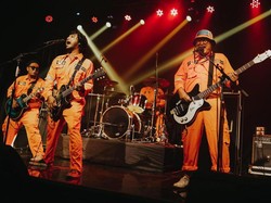 Rajawali Ingkar Janji, Band Ugal-ugalan Idola Dagang Canang