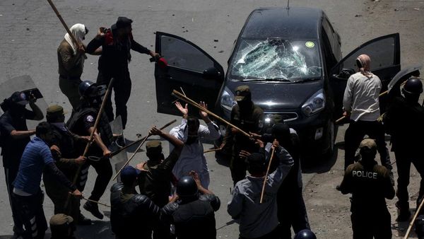 Ricuh! Massa Pendukung Imran Khan Bentrok dengan Polisi Pakistan