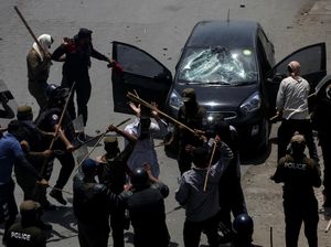 Ricuh! Massa Pendukung Imran Khan Bentrok dengan Polisi Pakistan