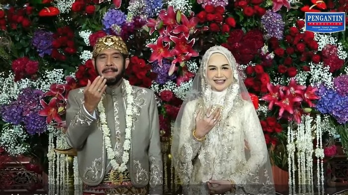 Ketua Mahkamah Konstitusi (MK) Anwar Usman resmi menikah dengan adik Presiden Joko Widodo (Jokowi), Idayati. Usai acara inti, keduanya saling bertukar cincin di atas pelaminan.