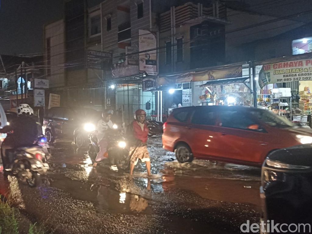 Jalan Antang Makassar Terendam Banjir, Sejumlah Kendaraan Mogok