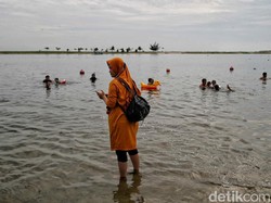 Viral Air Laut di Pantai Ancol Pasang, Pengelola: Itu Siklus