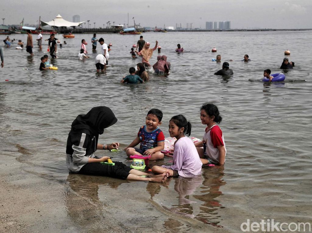 Libur Sehari, Anak-anak Asyik Main Air di Pantai Ancol