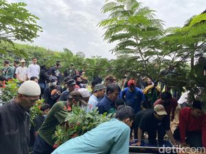 Tangis Pecah di Pemakaman Pasutri Korban Kecelakaan Depan Menara Saidah