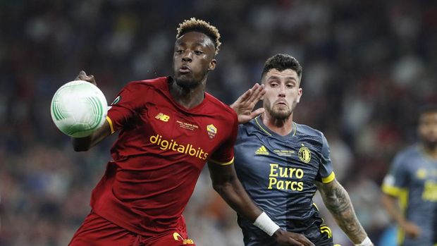 Soccer Football - Europa Conference League - Final - AS Roma v Feyenoord - Arena Kombetare, Tirana, Albania - May 25, 2022  AS Roma's Tammy Abraham in action with Feyenoord's Marcos Senesi REUTERS/Bernadett Szabo