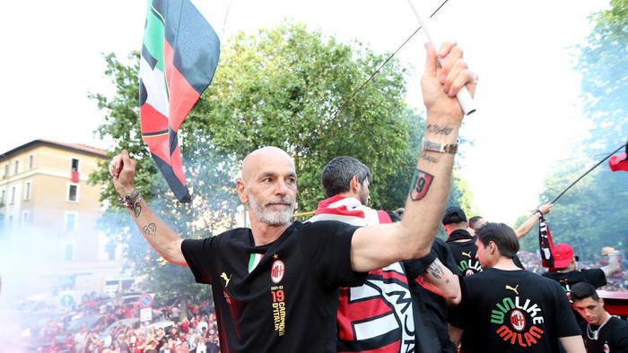 MILAN, ITALY - MAY 23: Stefano Pioli Head coach of AC Milan celebrates during the Serie A Victory Parade on May 23, 2022 in Milan, Italy. (Photo by AC Milan/AC Milan via Getty Images)
