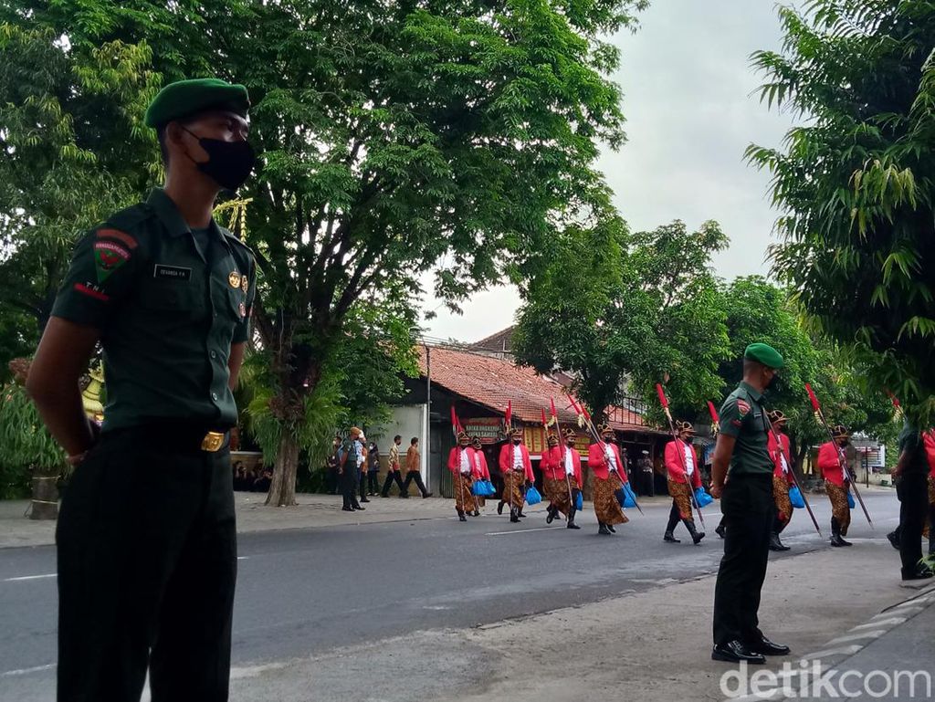 Hujan Gerimis Iringi Prosesi Pernikahan Adik Jokowi dan Ketua MK Hujan Gerimis Iringi Prosesi Pernikahan Adik Jokowi dan Ketua MK