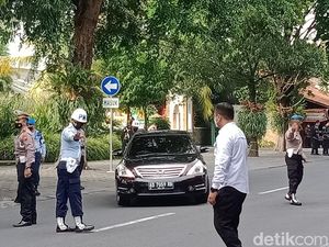 Jelang Akad Nikah Ketua MK-Adik Jokowi, Sejumlah Tamu Mulai Berdatangan Jelang Akad Nikah Ketua MK-Adik Jokowi, Sejumlah Tamu Mulai Berdatangan