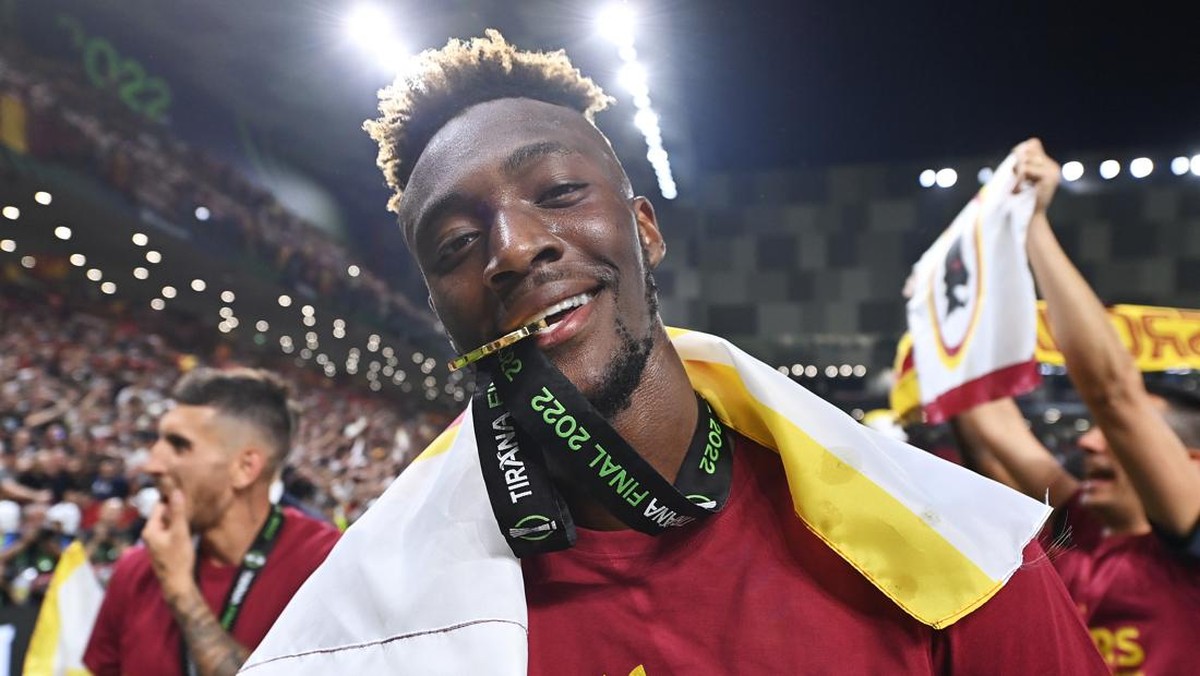 Tammy Abraham menggigit medali juara Conference League. (Foto: UEFA via Getty Images/Tullio Puglia - UEFA)