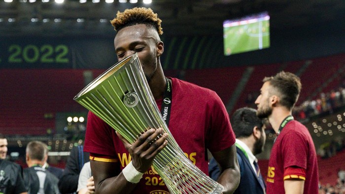 TIRANA, ALBANIA - MAY 25: Tammy Abraham of AS Roma ,celebrate after winning,celebrate with the trophy after winning  the UEFA Conference League final match between AS Roma and Feyenoord at Arena Kombetare on May 25, 2022 in Tirana, Albania. (Photo by Raymond Smit/NESImages/vi/DeFodi Images via Getty Images)