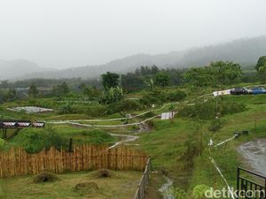 Ratusan Pesepeda Downhill Berlaga di Trek Bukit Klangon Sleman Ratusan Pesepeda Downhill Berlaga di Trek Bukit Klangon Sleman