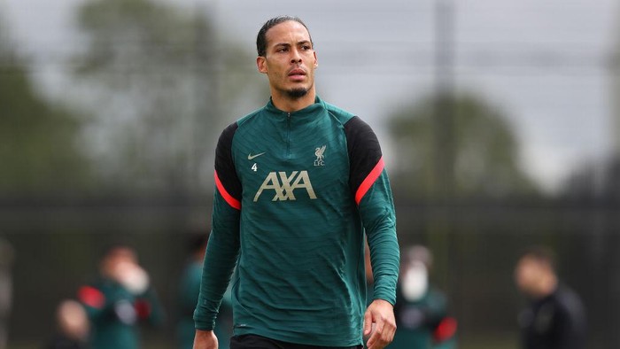 KIRKBY, ENGLAND - MAY 25: Virgil van Dijk of Liverpool looks on during a training session at AXA Training Centre on May 25, 2022 in Kirkby, England. (Photo by Alex Livesey/Getty Images)