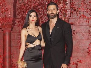 Serasinya Hrithik Roshan dan Saba Azad, Nggak Kelihatan Beda 17 Tahun! Serasinya Hrithik Roshan dan Saba Azad, Nggak Kelihatan Beda 17 Tahun!