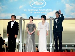 Pesona IU-Kang Dong Won di Red Carpet Cannes Film Festival