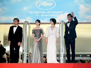 Pesona IU-Kang Dong Won di Red Carpet Cannes Film Festival Pesona IU-Kang Dong Won di Red Carpet Cannes Film Festival