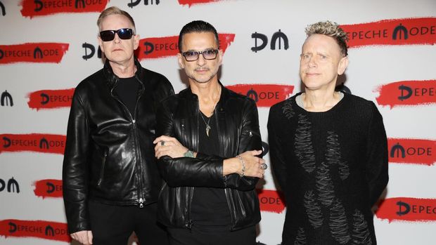 MILAN, ITALY - JUNE 27: Andrew Fletcher of English electronic band Depeche Mode performs on stage at Stadio San Siro on June 27, 2017 in Milan, Italy. (Photo by Sergione Infuso/Corbis via Getty Images)