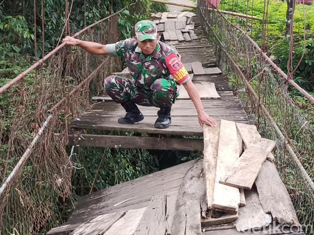 Warga-TNI Tutup Jembatan Gantung Reyot di Toraja, Minta Pemda Perbaiki