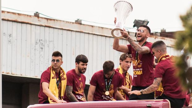 Two open-top As Roma coaches with the team and management on board left Via Colombo shortly before 5pm, heading for the Circus Maximus to celebrate the Conference League victory with the fans, on May 26, 2022 in Rome, Italy. (Photo by Andrea Ronchini/NurPhoto via Getty Images)