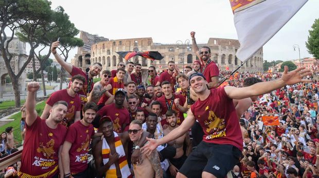 ROME, ITALY - MAY 26: AS Roma players during the parade for celebrating the Conference League Cup on May 26, 2022 in Rome, Italy. (Photo by Fabio Rossi/AS Roma via Getty Images)