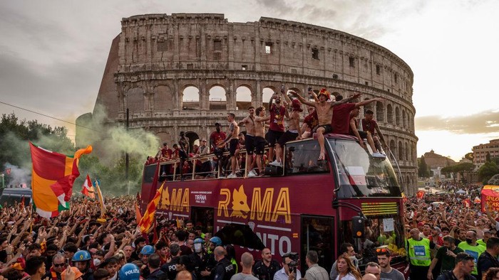 ROME, ITALY - MAY 26: AS Roma players and fans celebrate winning the UEFA Europe Conference League Final during an open-top bus parade on May 26, 2022 in Rome, Italy. (Photo by Antonio Masiello/AS Roma via Getty Images)