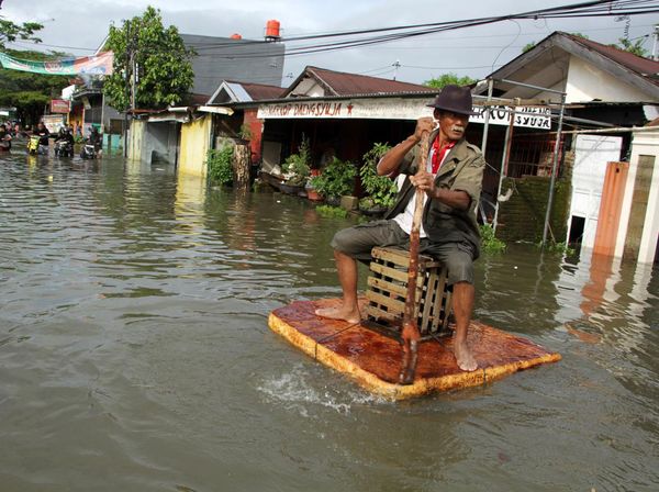 Begini Cara Terobos Banjir di Gowa, Naik Getek hingga Dorong Motor