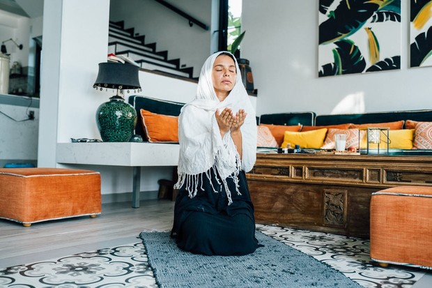 Berdoa/ Foto: pexels.com/Anna Tarazevich Dengan berdoa, hati akan jadi lebih tenang dalam menghadapi persiapan pernikahan.
