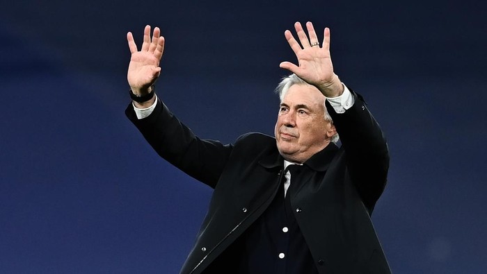 MADRID, SPAIN - MAY 04: Carlo Ancelotti, Head Coach of Real Madrid celebrates their sides victory and progression to the UEFA Champions League Final after the UEFA Champions League Semi Final Leg Two match between Real Madrid and Manchester City at Estadio Santiago Bernabeu on May 04, 2022 in Madrid, Spain. (Photo by David Ramos/Getty Images)