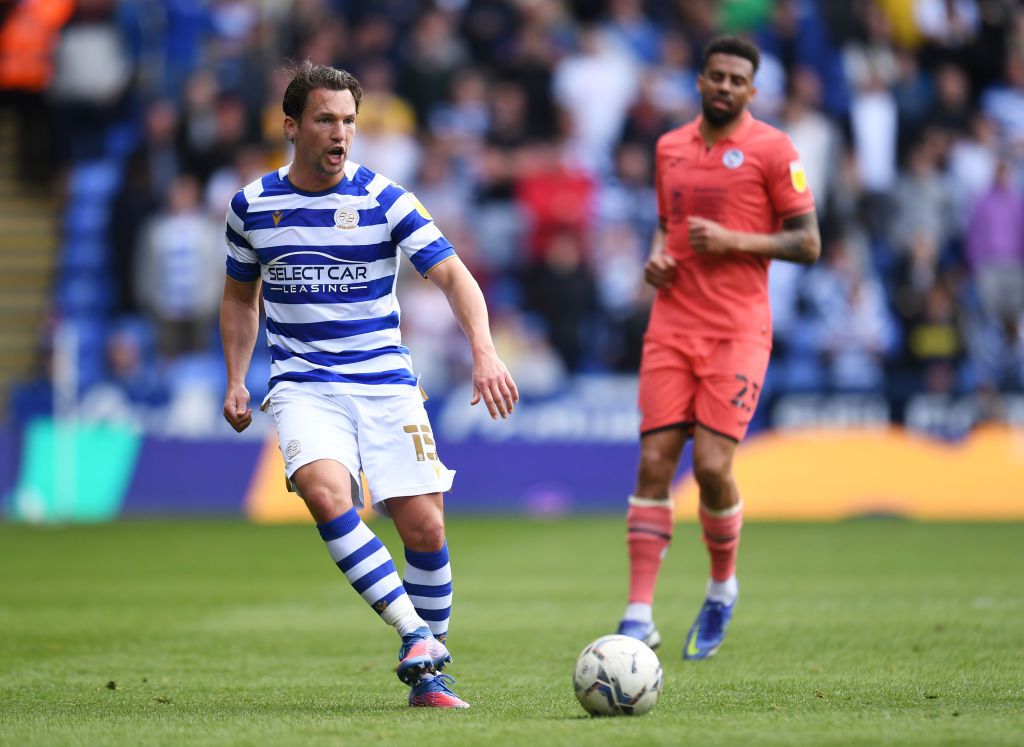 READING, ENGLAND - APRIL 18: Danny Drinkwater of Reading passes the ball during the Sky Bet Championship match between Reading and Swansea City at Select Car Leasing Stadium on April 18, 2022 in Reading, England. (Photo by Alex Burstow/Getty Images)