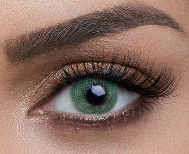Pilihan warna hijau yang cocok dipadukan bersama warna cokelat dari mata asli