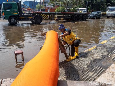 Enggak Surut-surut, Banjir Rob di Semarang Disedot Pakai Pompa