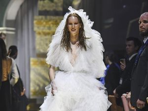 Foto 10 Gaun Pengantin di amfAR Gala Cannes, Shanina Shaik Pamer Perut Hamil Foto 10 Gaun Pengantin di amfAR Gala Cannes, Shanina Shaik Pamer Perut Hamil