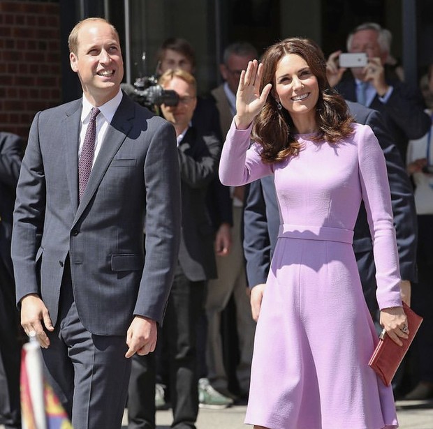 Kate Middleton mengenakan sheath dress/