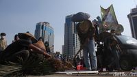 Aksi Teatrikal Tolak Kenaikan Harga-harga di Patung Kuda, Ini Fotonya