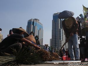 Aksi Teatrikal Tolak Kenaikan Harga-harga di Patung Kuda, Ini Fotonya