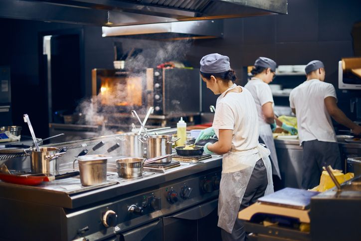 Penjelasan sertifikasi halal untuk ghost kitchen yang saat ini jadi tren restoran di Indonesia.