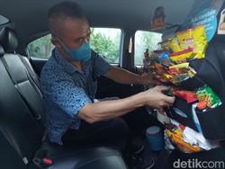 Cerita Sopir Taksi di Surabaya Sediakan Camilan-Obat Gratis untuk Penumpang