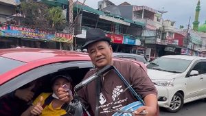 8 Potret Hotman Paris Saat Jualan Gemblong hingga Es Doger