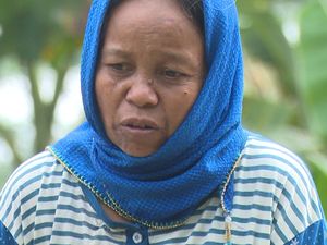 Mari Bantu Bu Nanik, Lansia Kuli Pasir dan Batu demi Gantikan Suami