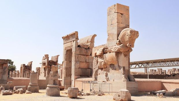 Ancient column with bull stone statue in Persepolis - capital of Achaemenid Empire, near Shiraz, Fars Province, Iran.  Unesco World Heritage