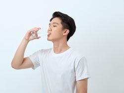 17 Manfaat Minum Air Putih Bagi Kesehatan Tubuh