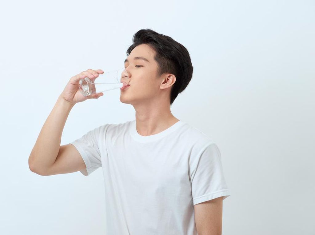 17 Manfaat Minum Air Putih Bagi Kesehatan Tubuh 17 Manfaat Minum Air Putih Bagi Kesehatan Tubuh