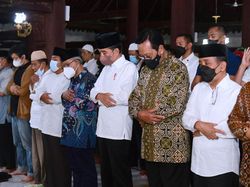 Jokowi Ikut Salat Jenazah Buya Syafii Maarif di Masjid Gede Kauman