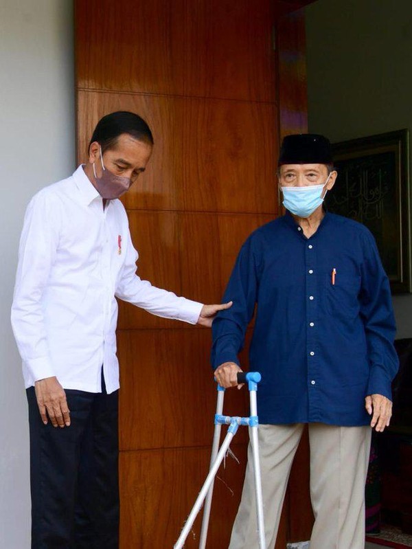 Jokowi saat menjenguk Buya Syafii Maarif di kediamannya di Kabupaten Sleman, Daerah Istimewa Yogyakarta (DIY) pada Sabtu (26/3) lalu (Twitter @jokowi)