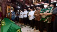 Momen Presiden Jokowi Ikut Salatkan Jenazah Buya Syafii Maarif