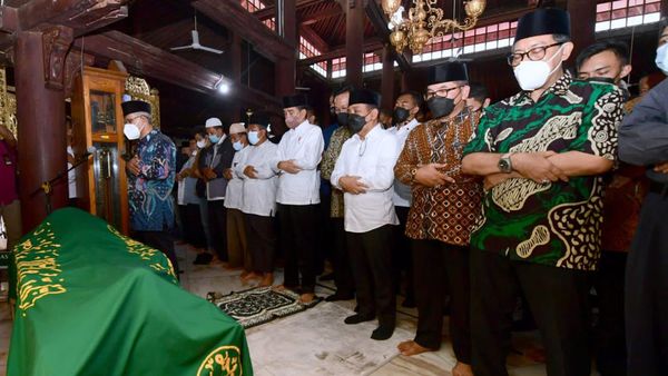 Momen Presiden Jokowi Ikut Salatkan Jenazah Buya Syafii Maarif