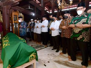 Momen Presiden Jokowi Ikut Salatkan Jenazah Buya Syafii Maarif Momen Presiden Jokowi Ikut Salatkan Jenazah Buya Syafii Maarif
